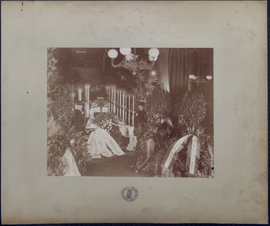 Fénykép: Szilágyi Sándor ravatala az egyetemi könyvtár aulájában (1899)