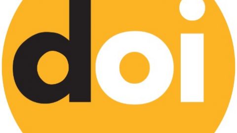 A digitális objektumazonosító rendszer (DOI) logója. Narancs színű körben egy fekete kis "d" betű, valamint fehérszínű "o és i" betűk.